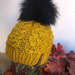 HANDMADE 100% wool Beanie faux fur Pom Pom Adult Medium  Bastedeaux Designs